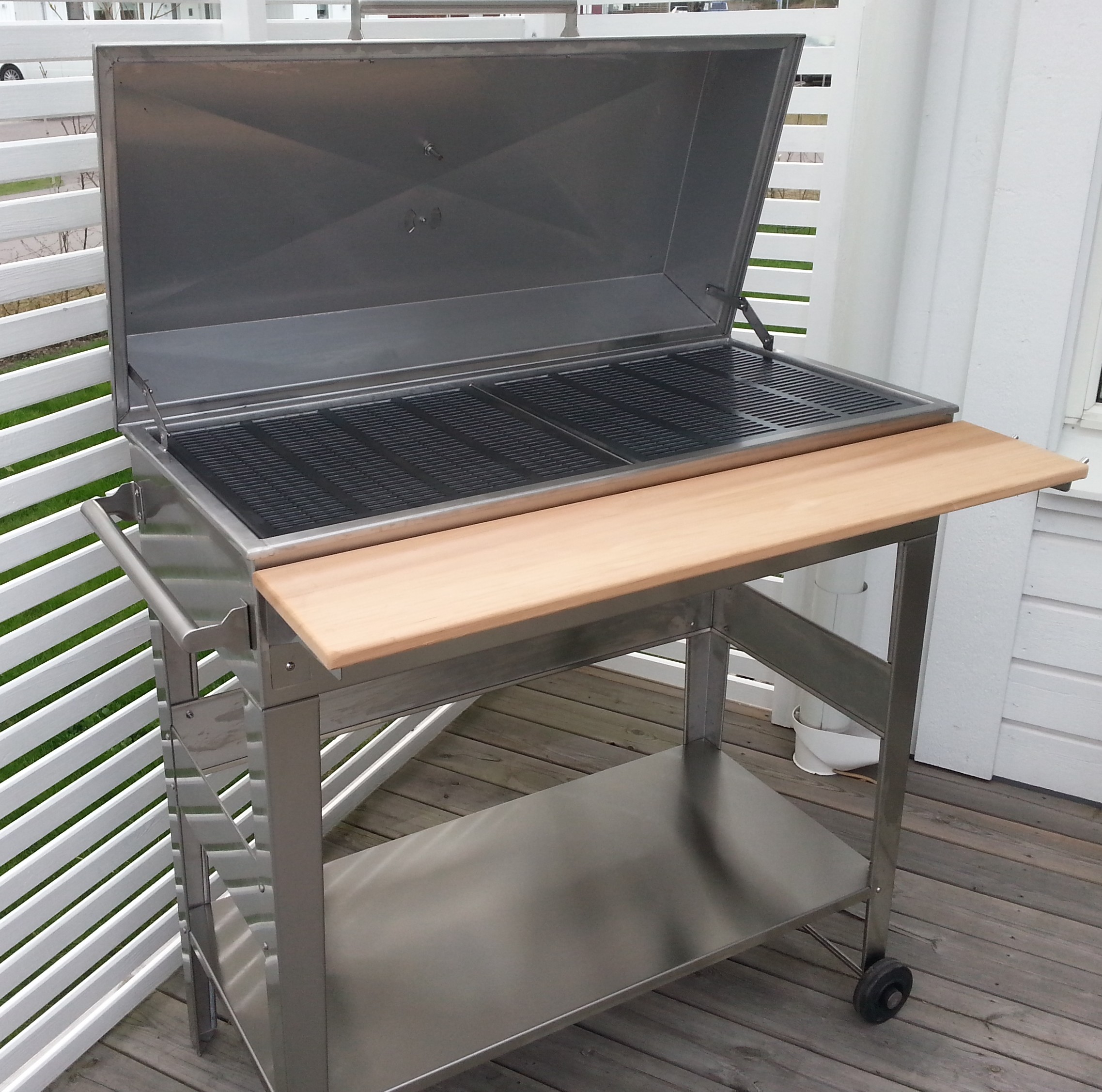 En grill som inte sviker! rostfrigrill.se Altan grill